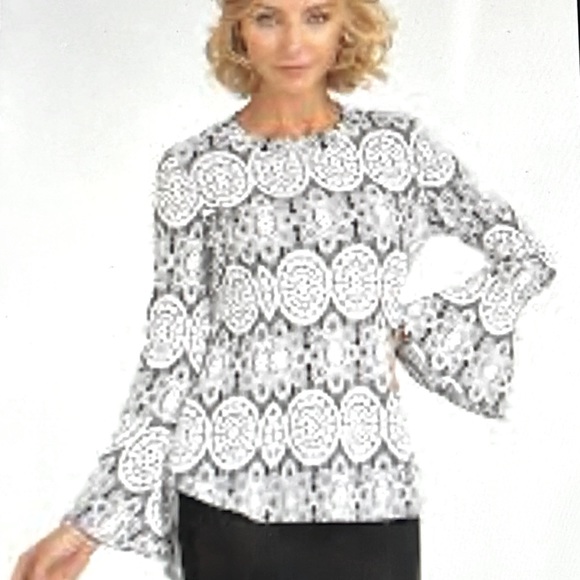 Joseph Ribkoff Tops - 🔥FALL TOP🔥JOSEPH RIBKOFF BLK & WHT TOP W/BELL CUFFS.STUNNING! EUC